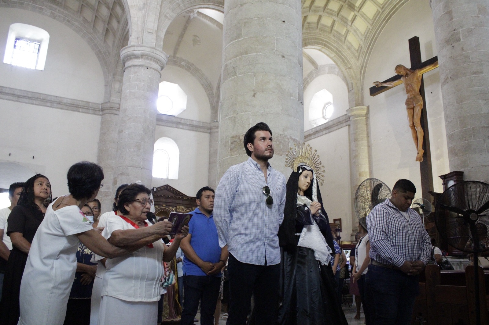 Cientos de personas asisten a misa en la Catedral de Mérida este Sábado de Gloria