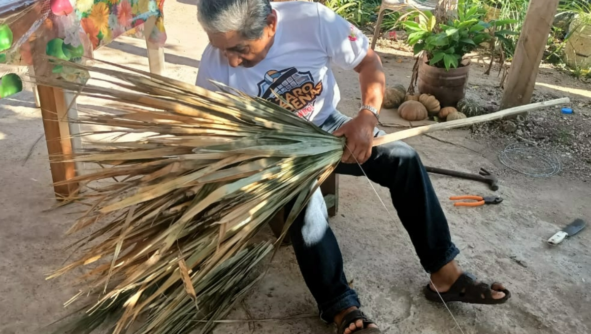 Abuelito de 80 años 'sobrevive' vendiendo escobas de huano en Kantunilkín