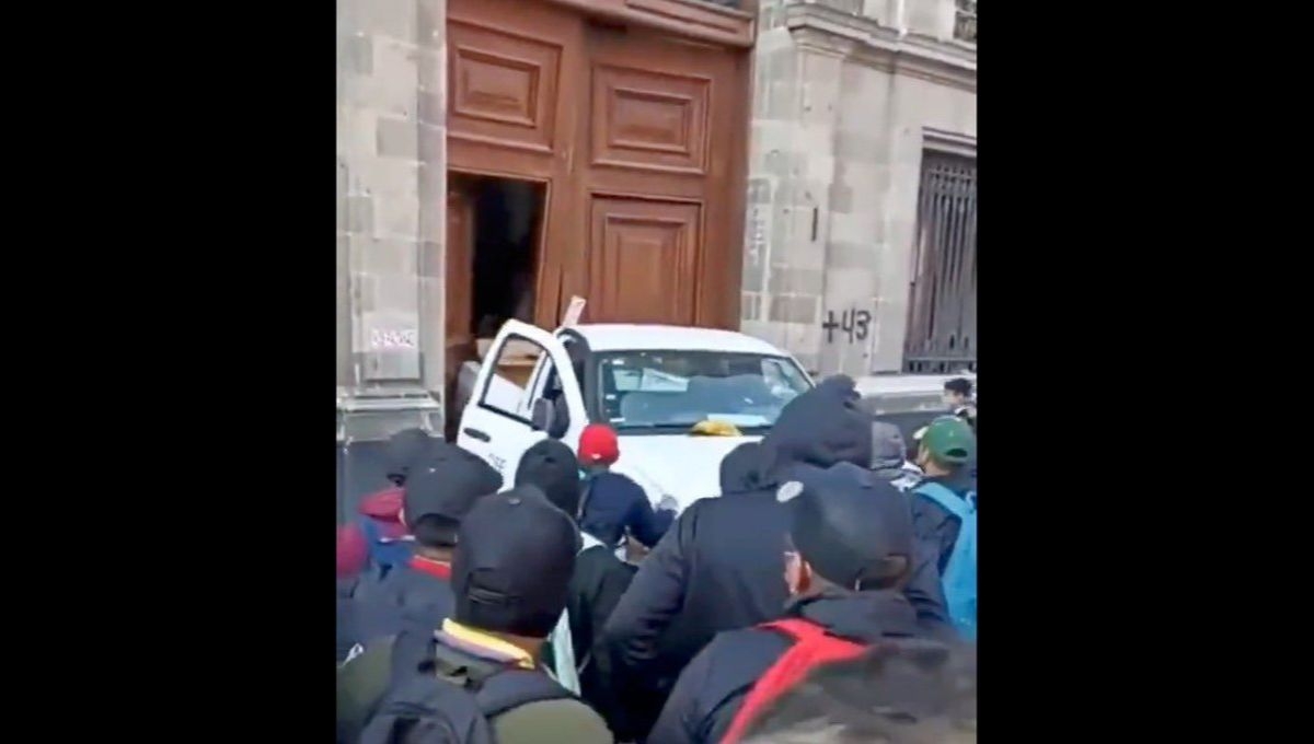 Normalistas de Ayotzinapa derriban puerta de Palacio Nacional e ingresan por la fuerza: Videos