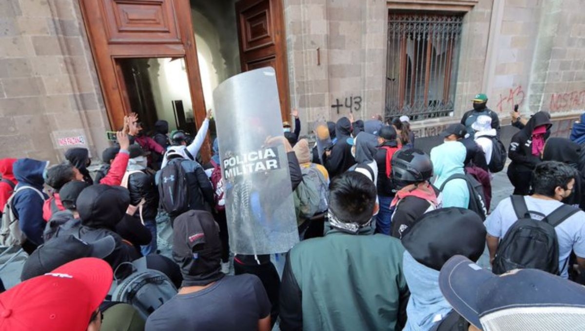 Agentes de la Fiscalía General de la República se trasladaron hasta Palacio Nacional para acordonar la zona que afectaron los normalistas de Ayotzinapa