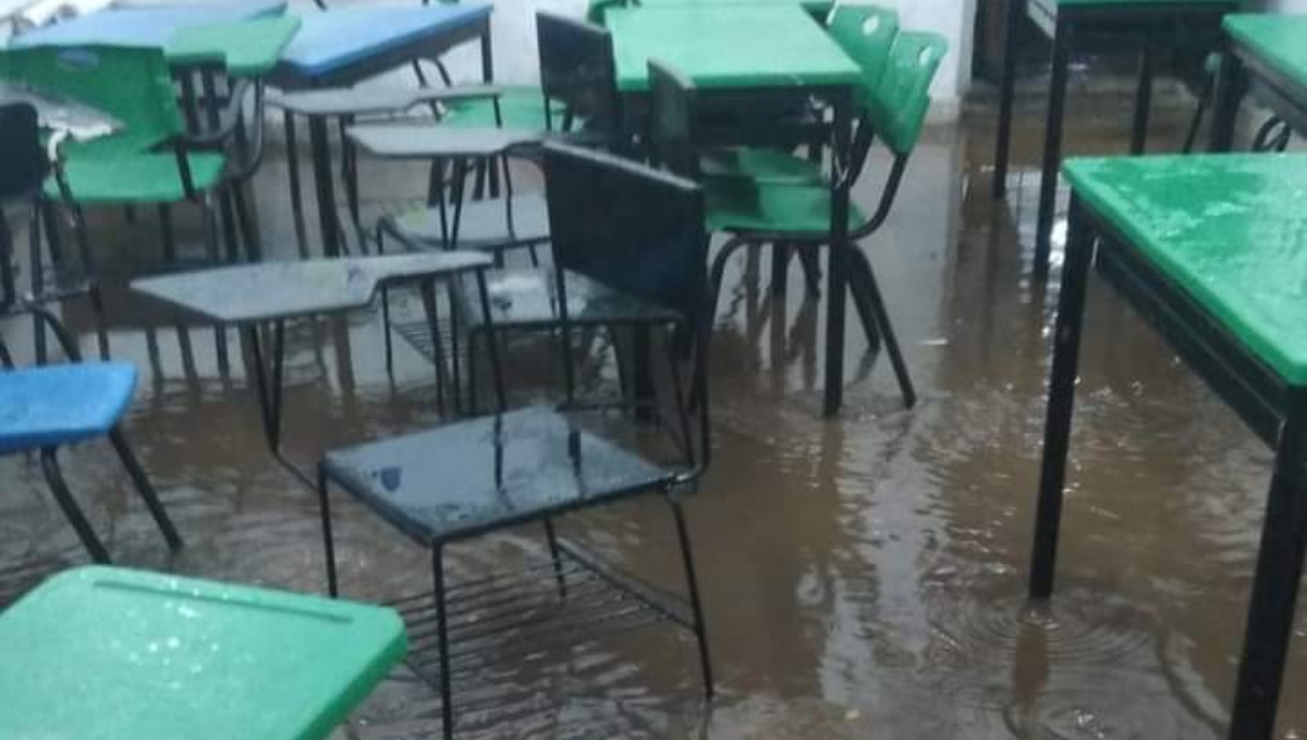 Fuertes lluvias en Izamal inundan dos escuelas primarias