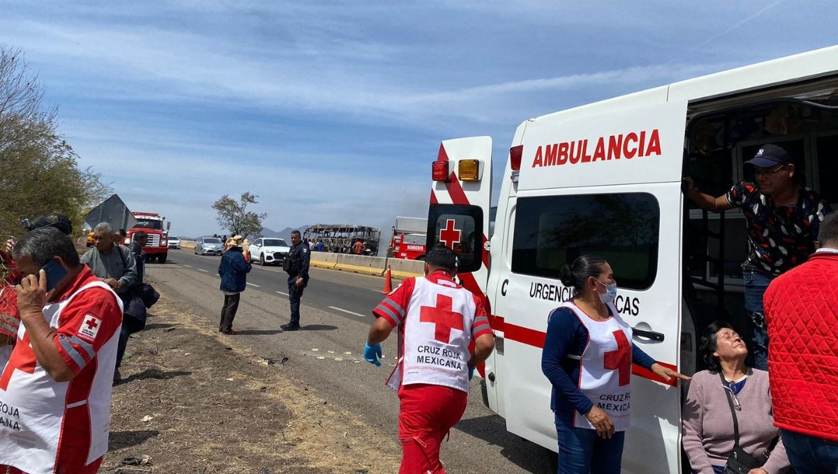 Elementos de la Cruz Roja brindaron auxilio a los pasajeros en Sinaloa