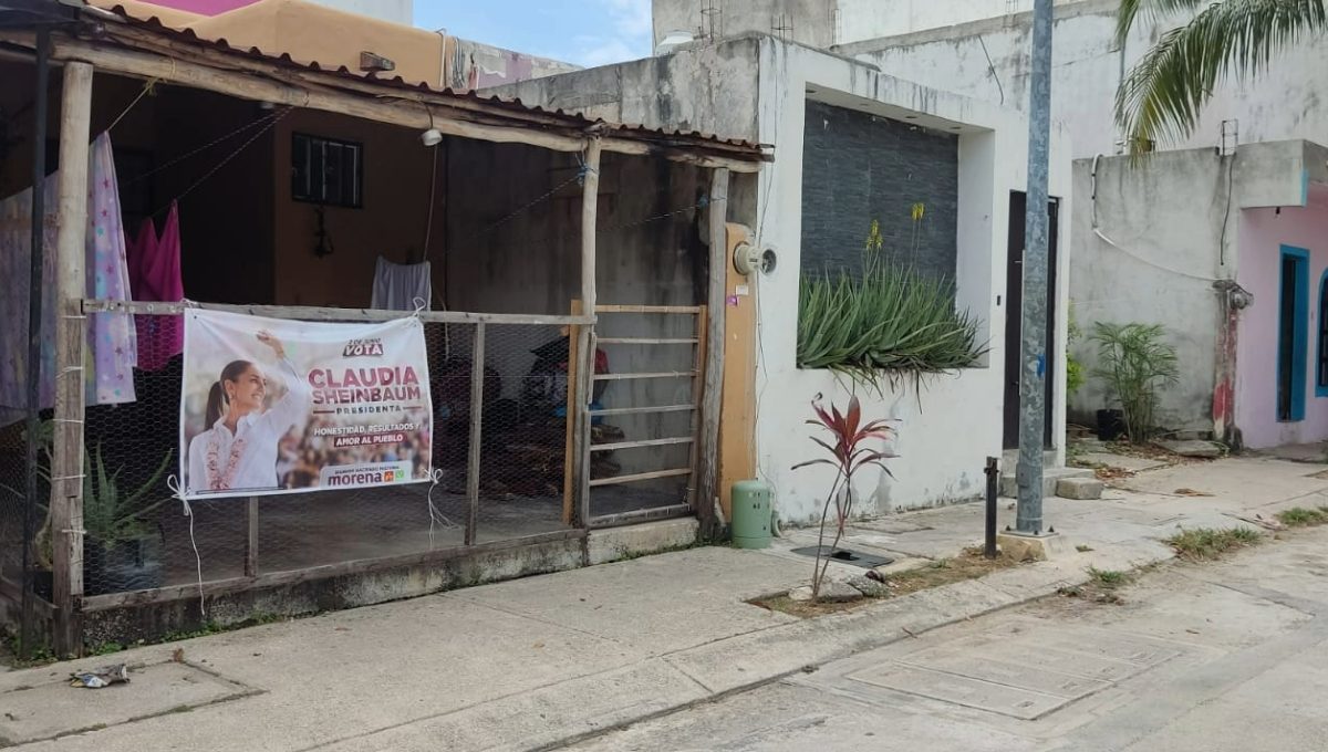 Morena 'tapiza' las calles de Playa del Carmen de propaganda política