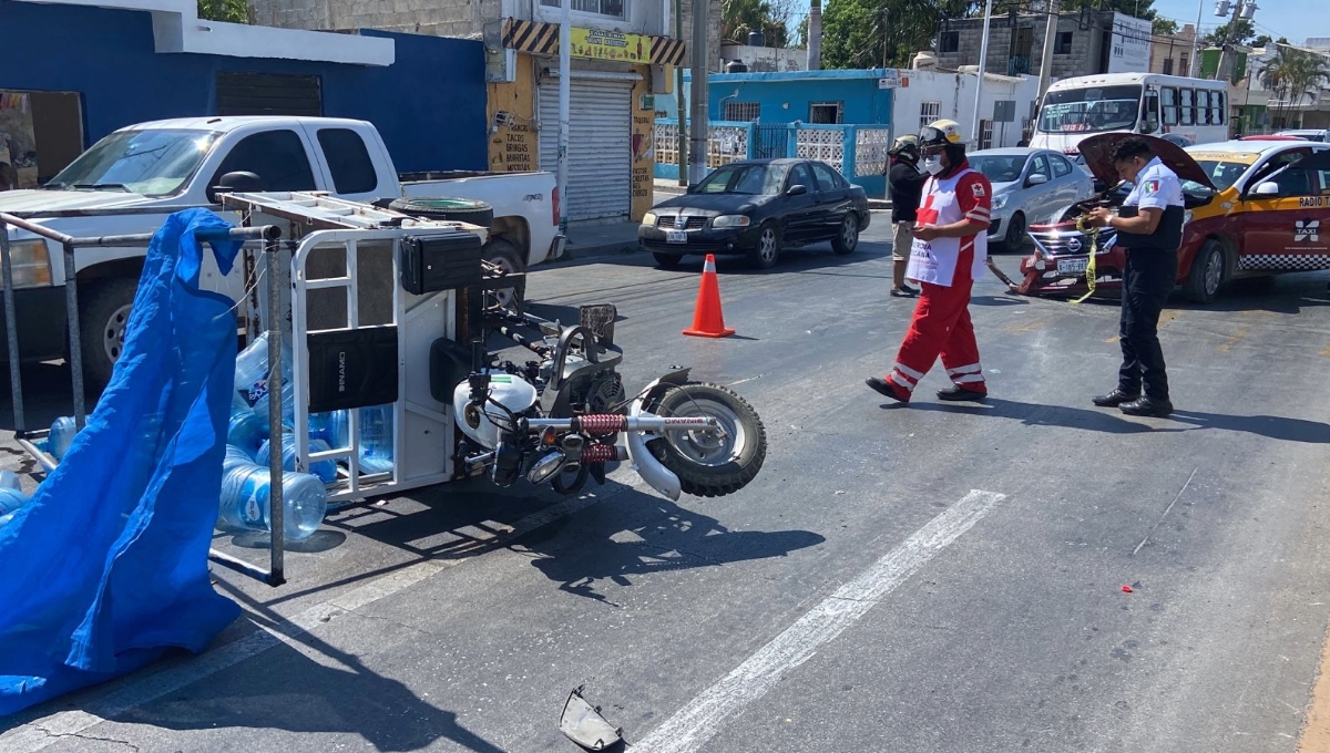 Taxista provoca la volcadura de un motocarro en Campeche
