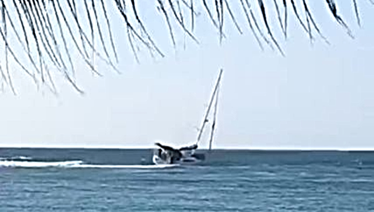 Velero encalla frente a la Marina de Puerto Aventuras en Playa del Carmen