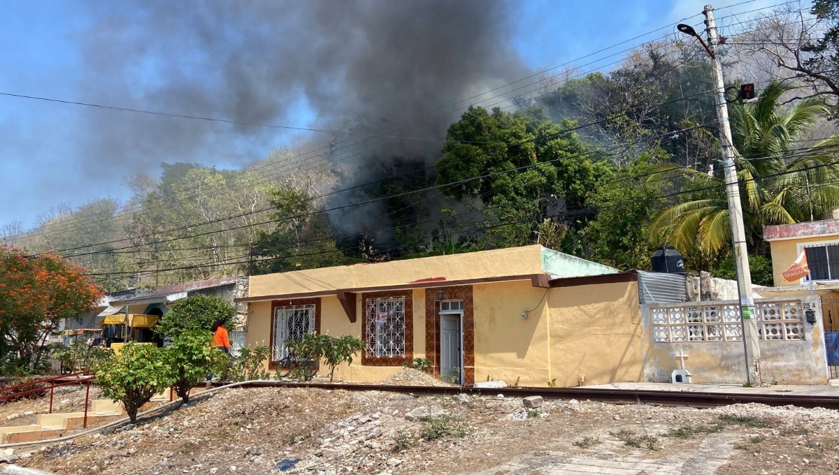 Incendio alerta a vecinos de Campeche por la cercanía a sus viviendas: VIDEO