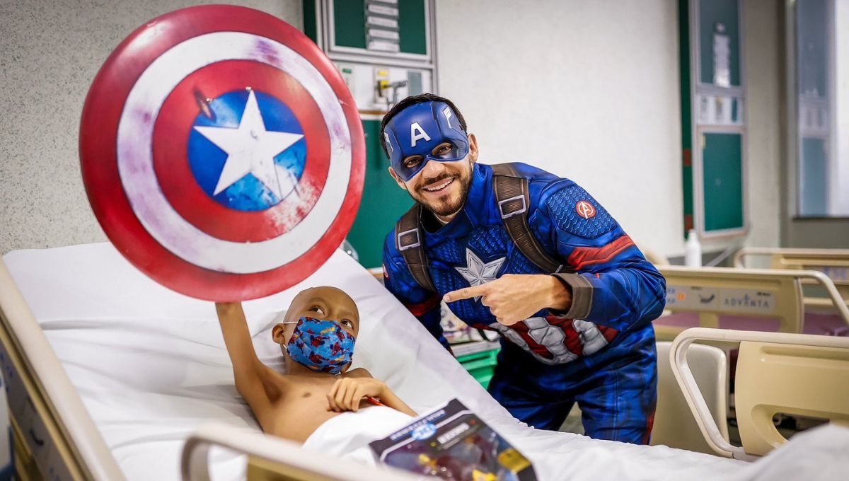 Henry Martín se vuelve Capitán América para visitar a niños del Instituto Nacional de Pediatría