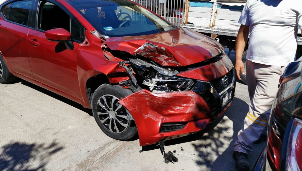 Automovilista se distrae al volante y provoca accidente en Ciudad del Carmen