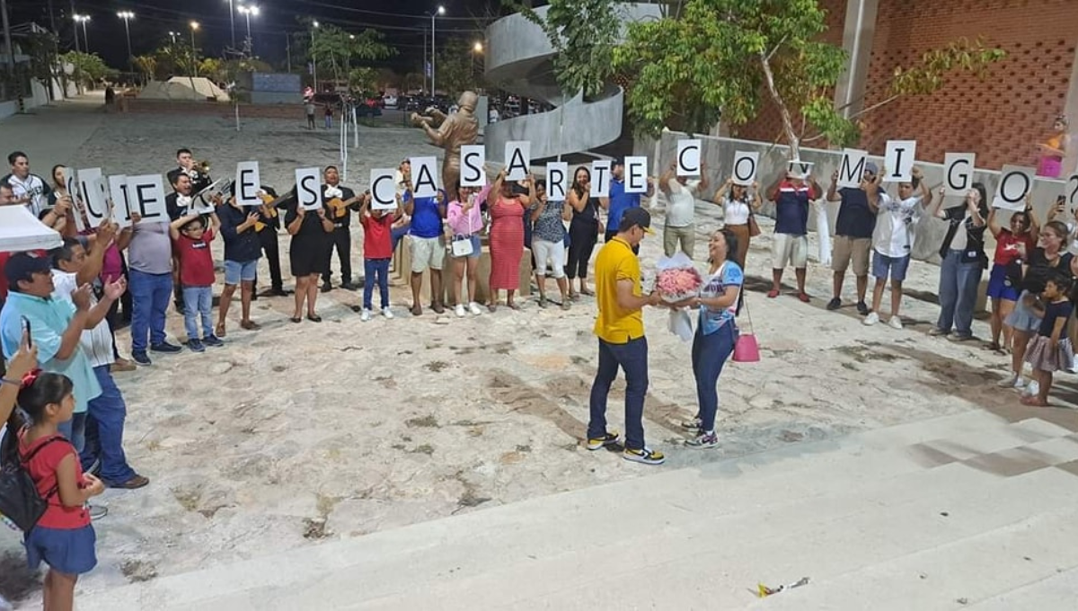 Beisbolista pide matrimonio a su novia en el estadio de Campeche