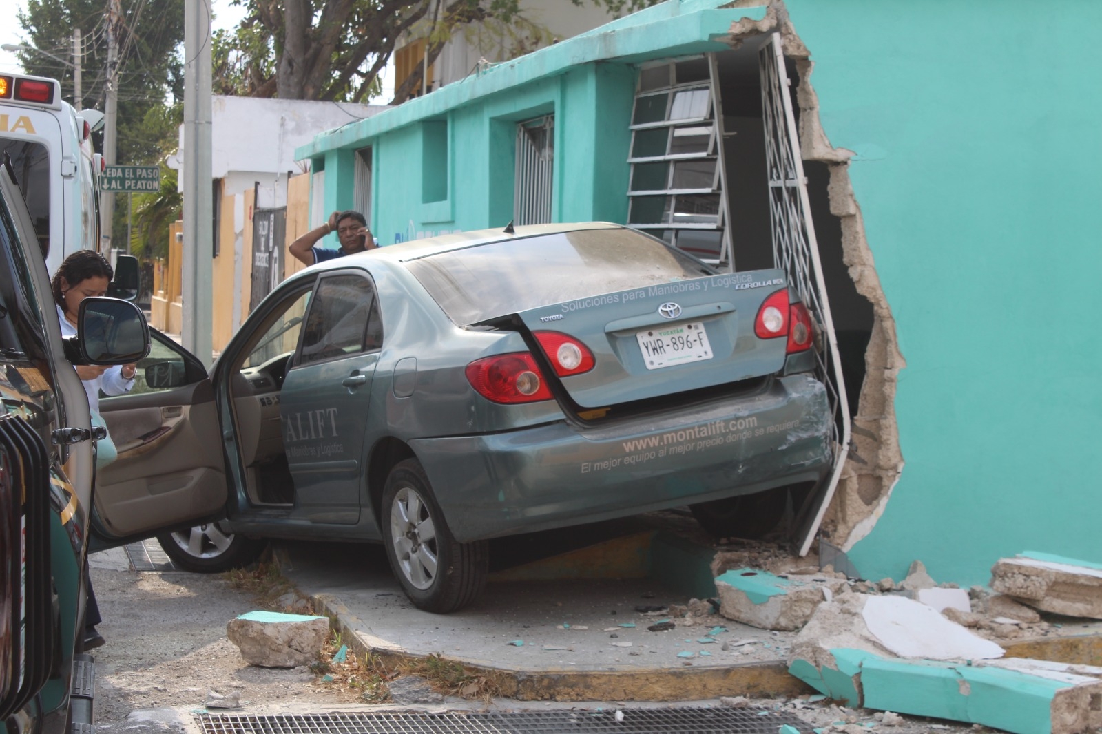 Conductor se estrella contra la casa de su vecino en Mérida