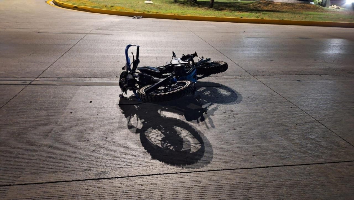 El motociclista murió luego del impacto contra un poste en Cancún