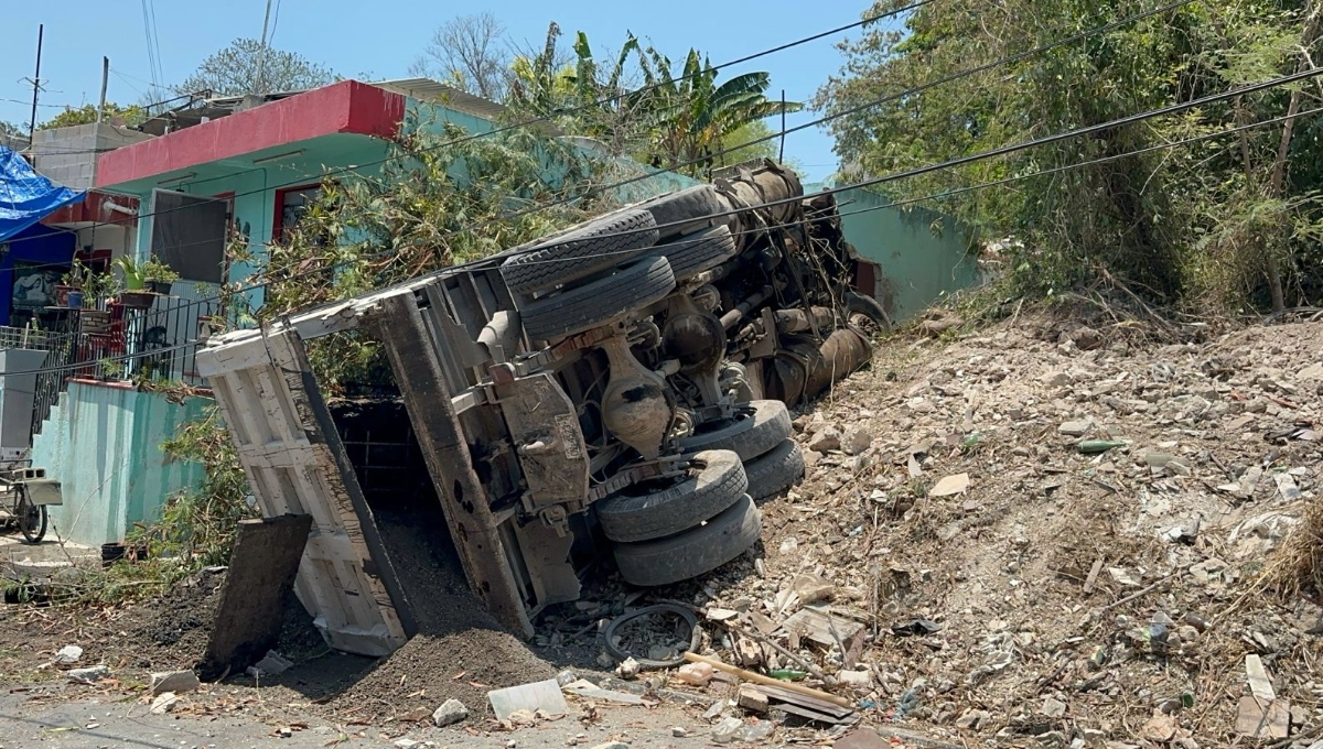 Volcadura de volquete deja cinco personas lesionadas en Campeche: VIDEO