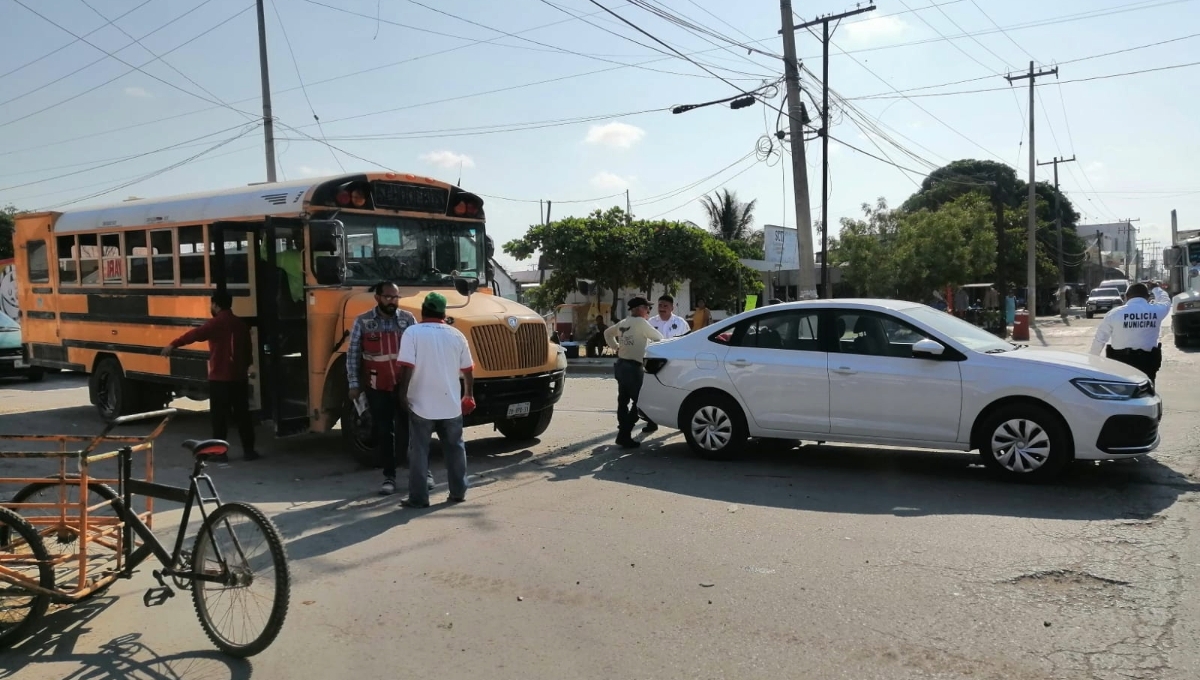 Chofer de autobús choca un automóvil en Escárcega, Campeche