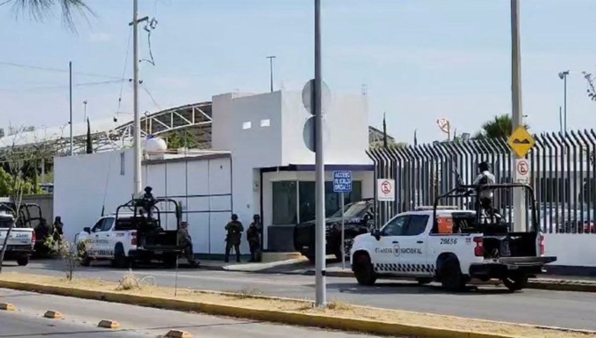 La Comandancia Norte de Celaya, Guanajuato, fue objeto de un ataque cuando sujetos lanzaron al estacionamiento un artefacto explosivo que no detonó