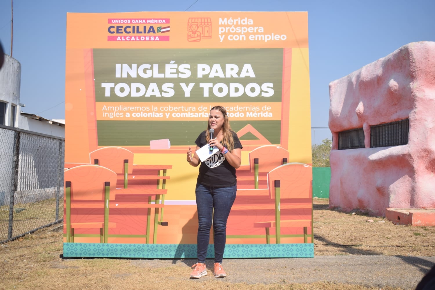 Cecilia Patrón se compromete a llevar 'inglés para todos' en el Sur de Mérida