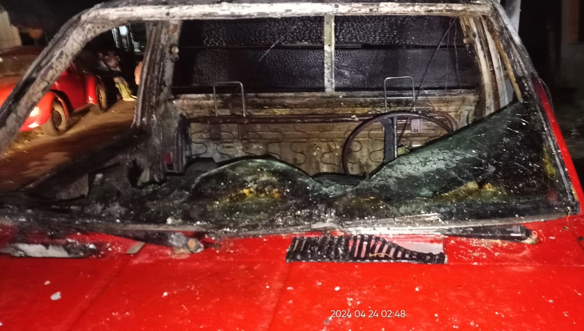 Presuntos delincuentes incendian una camioneta en Escárcega, Campeche