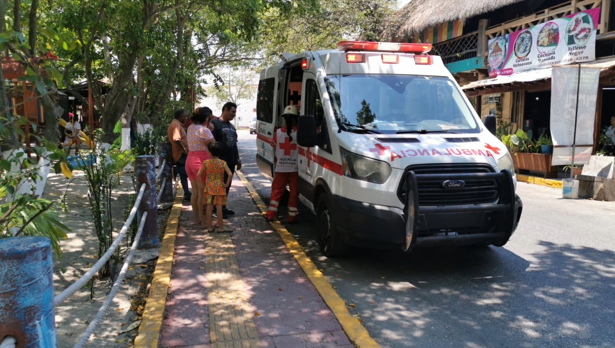 Paramédico de la Cruz Roja Mexicana auxiliaron al lesionado
