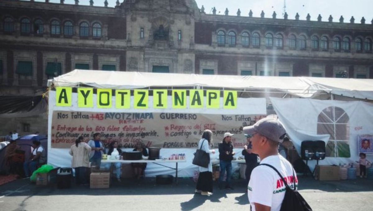 Familiares de los 43 estudiantes desaparecidos de Ayotzinapa establecieron un plantón frente al Palacio Nacional, marcando casi diez años de incertidumbre y lucha