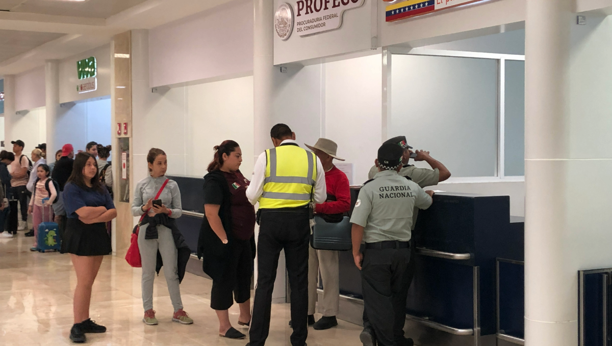 ¡Taxista gandalla en el aeropuerto de Cancún!; cobra a turista 2 mil 500 pesos por un viaje