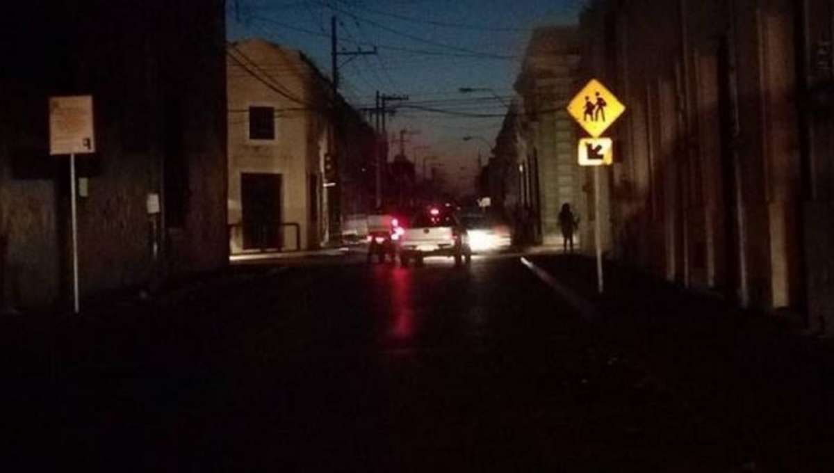 Vecinos del barrio de Santiago en Mérida acusan a la CFE por altos cobros y mal servicio