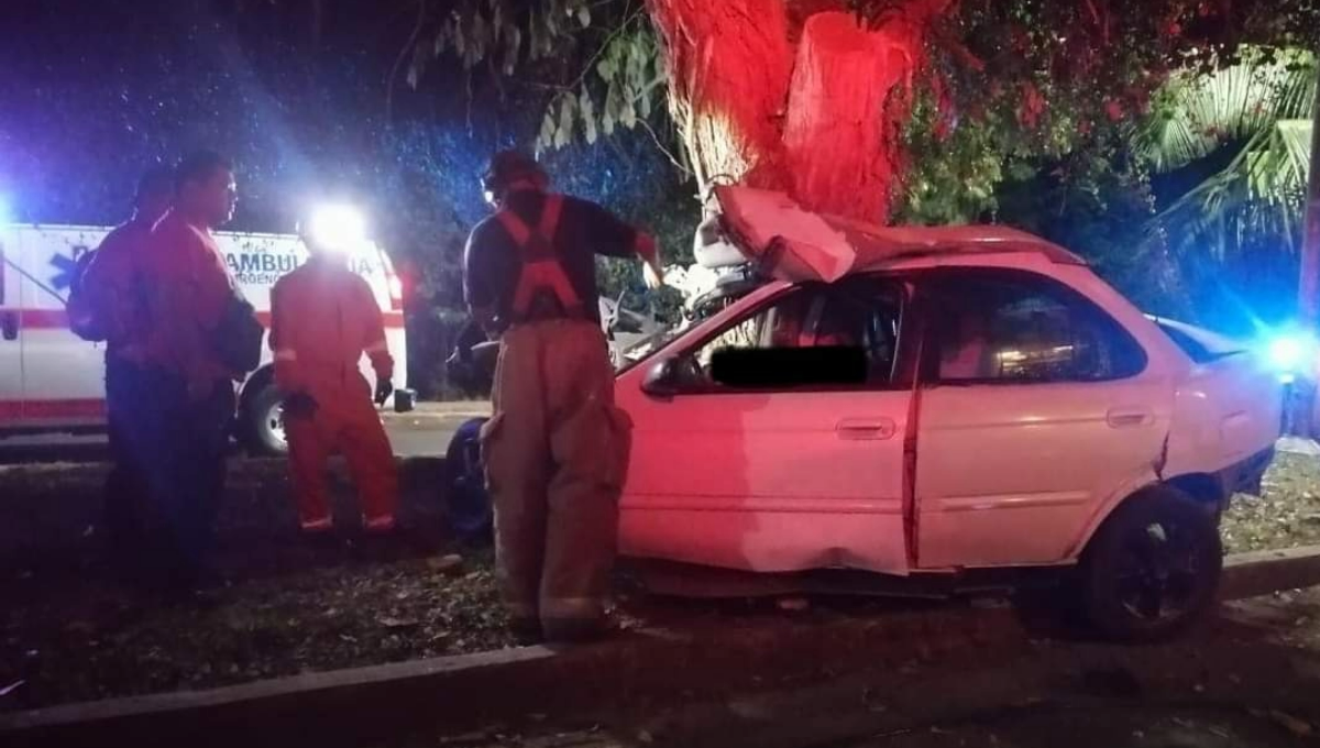 Aparatoso accidente en el Boulevard Bahía de Chetumal deja dos muertos