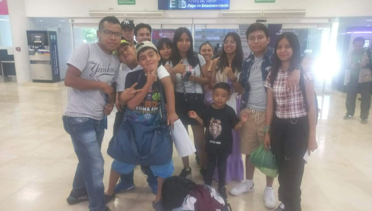 Aeropuerto de Cancún: Jóvenes oaxaqueños regresan a casa después de una capacitación religiosa