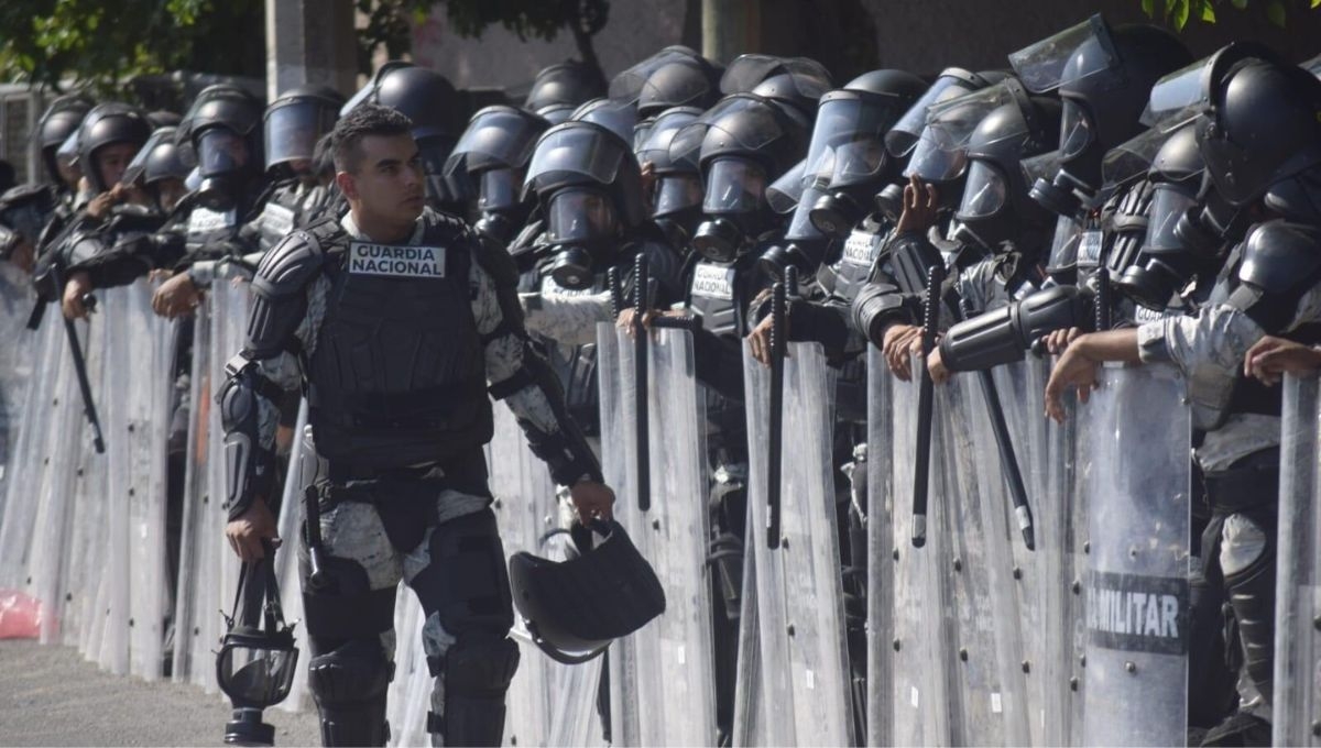 Equipados con máscaras antigas, escudos y gas lacrimógeno, elementos de la Guardia Nacional rodean las instalaciones de la Fiscalía de Guerrero ante el posible arribo de normalistas de Ayotzinapa