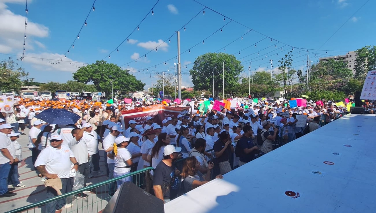 Trabajadores protestan frente al Ayuntamiento de Cancún para exigir mejores condiciones laborales