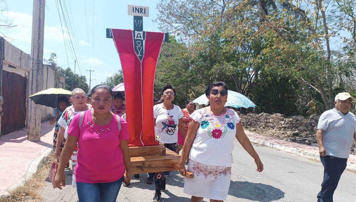 Realizan derrotero y procesión en honor a la Santa Cruz en Tizimín
