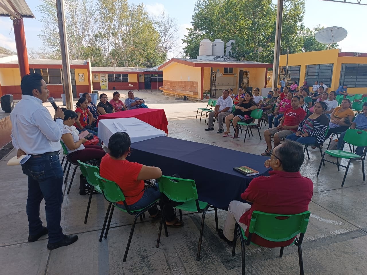 Se realizó una reunión informativa con los padres de familia de la Primaria Manuel Alcalá y Alcalá de Tizimín