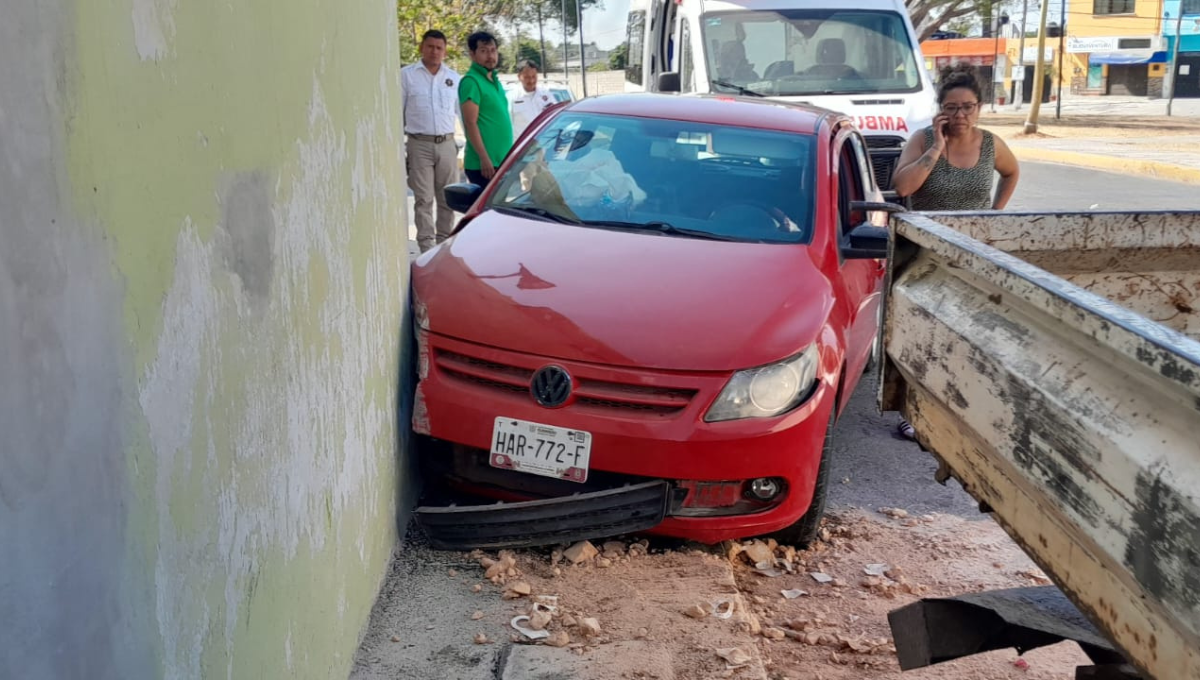 Conductora choca su auto contra una casa en Campeche