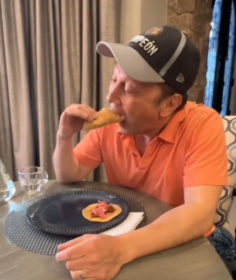 Rob Schneider comiendo un platillo yucateco