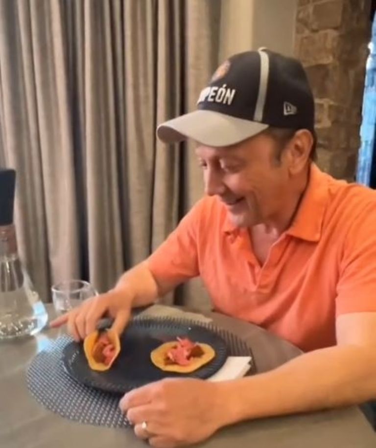 Rob Schneider comiendo un platillo yucateco