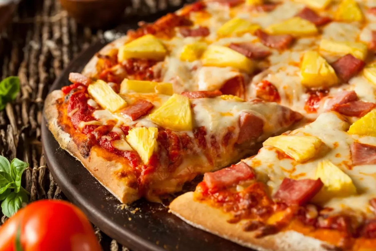 Lo chef aggiunge l’ananas alla pizza e solleva polemiche in Italia
