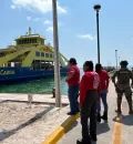 Bomberos y la Marina trabajarán para retirar la camioneta del mar en Punta Sam en Cancún