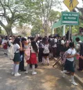 La comunidad escolar y padres de familia realizaron un plantón a las afueras de la institución