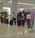 Largas filas se mantienen en los mostradores del aeropuerto de Mérida