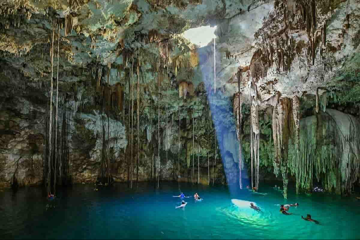 Los cenotes de Dzitnup se ubican a tan solo siete kilómetros del Pueblo Mágico de Valladolid