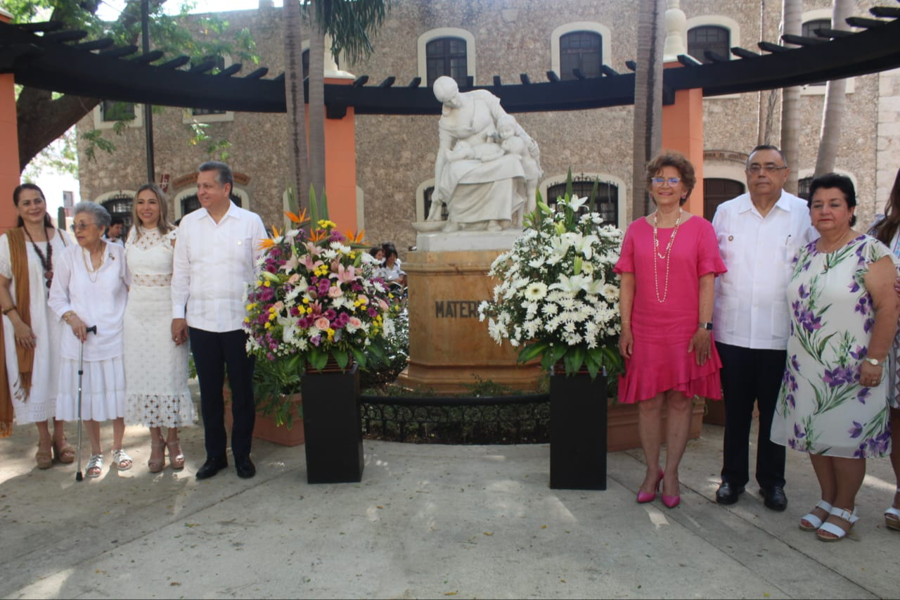 María Fritz, gobernadora interina, encabeza homenaje a las madres yucatecas