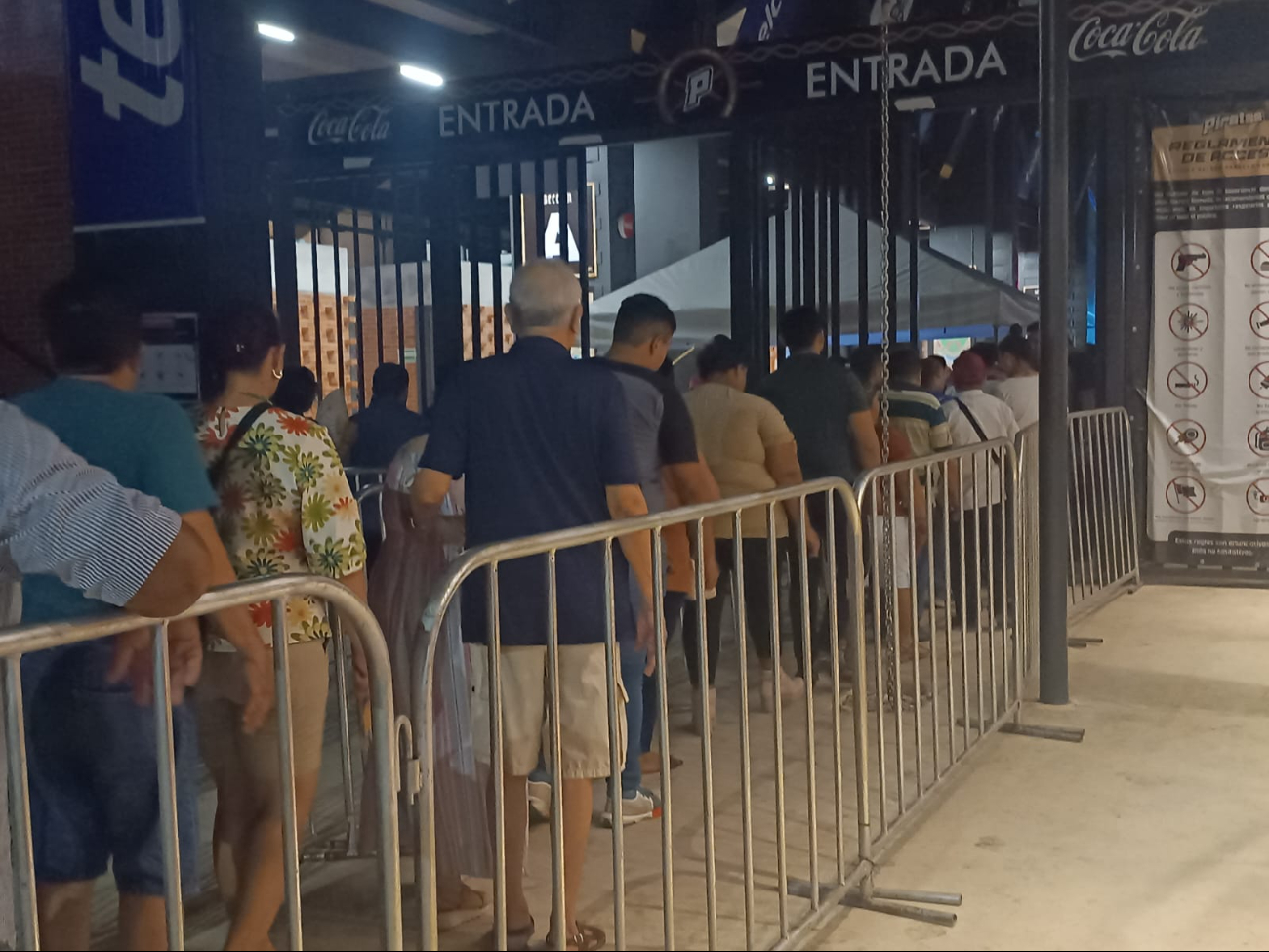 Campechanos y foráneos llegaron al estadio