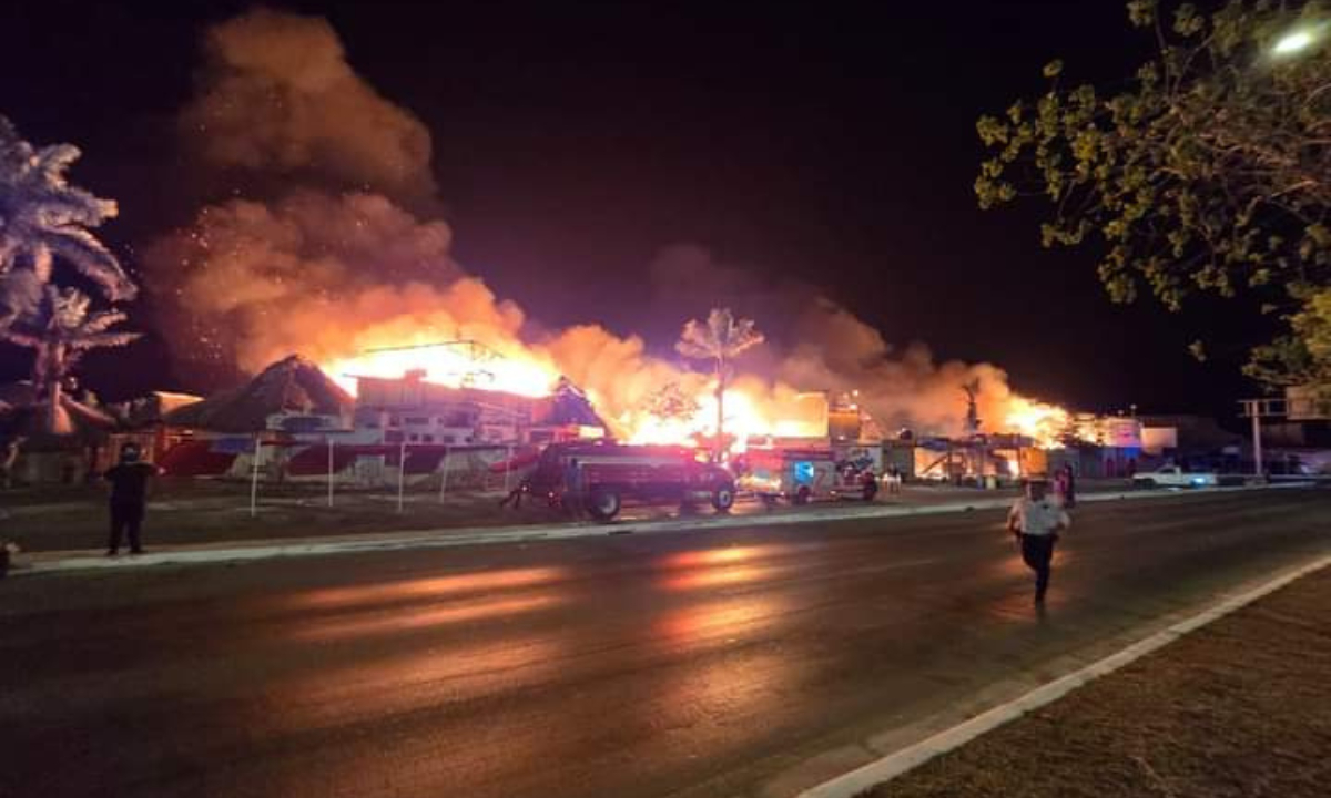 ¡Arde Campeche! cinco palapas incendiadas en la zona de cocteleros