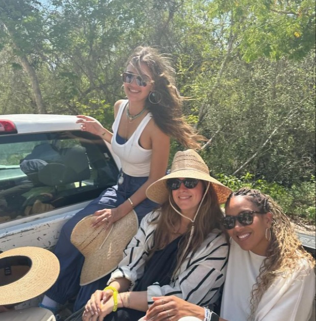 Jessica Alba estuvo acompañada de amigos durante su viaje
