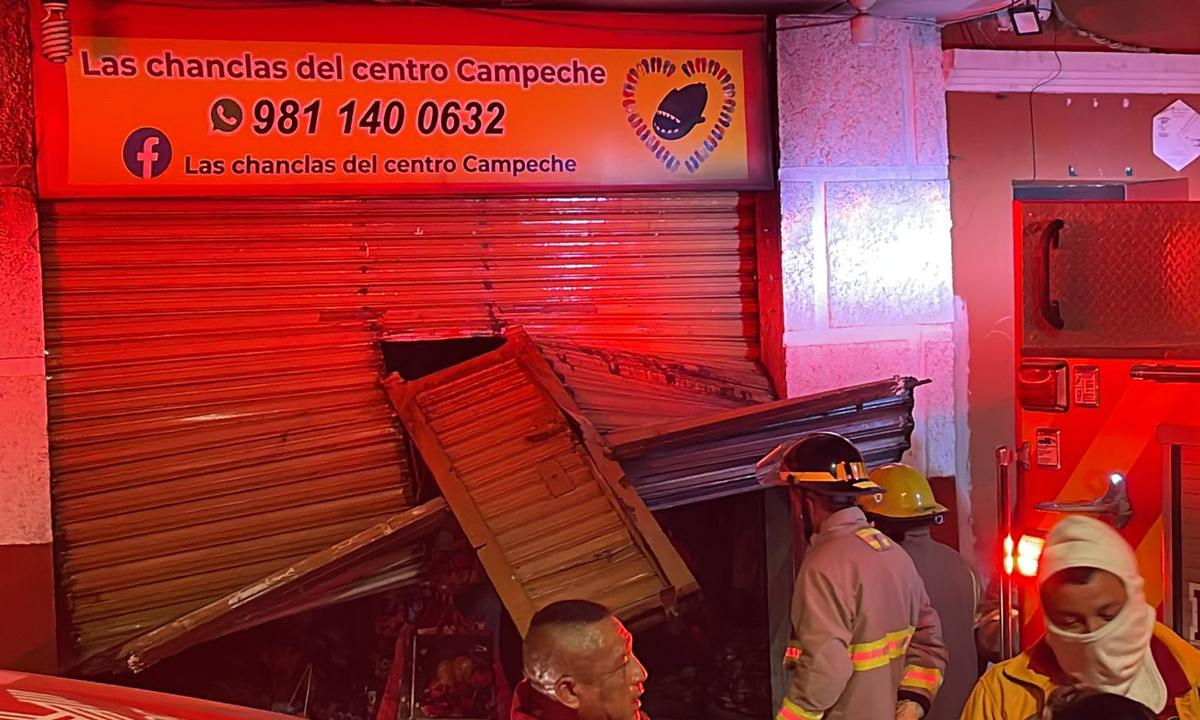 Incendio deja en cenizas tienda de chanclas en el Centro Histórico de Campeche   