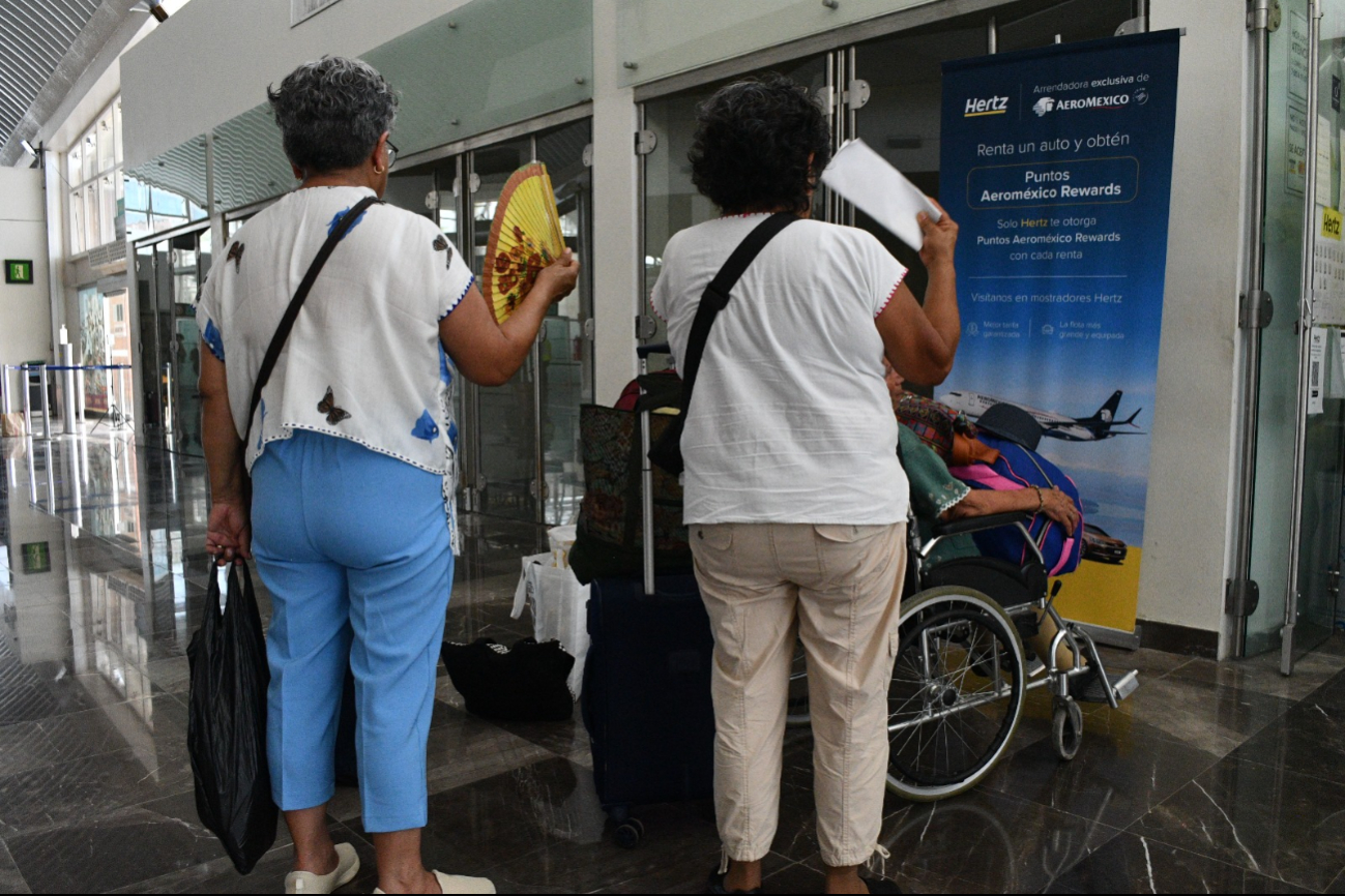 viajeros sufren calor extremo en el aeropuerto de Campeche
