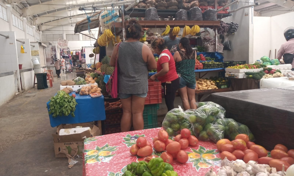 Calor intenso en Hecelchakán ahuyenta a clientes del mercado 