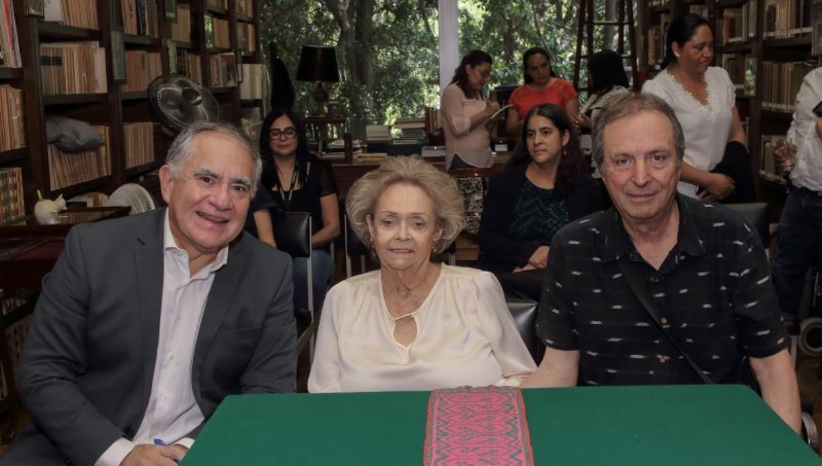 La esposa de El Vate donó 111 expedientes al Instituto Nacional de Antropología e Historia