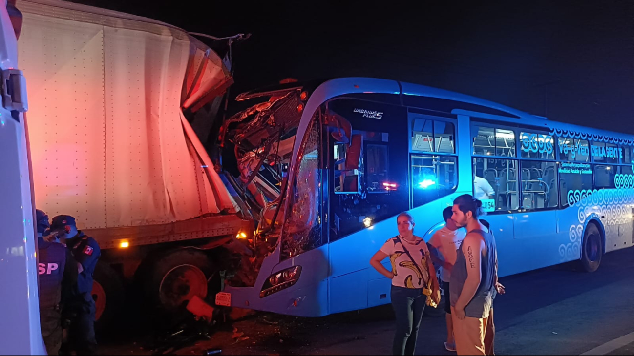 Los pasajeros del Va y Ven junto al chofer fueron llevados a un hospital en Mérida