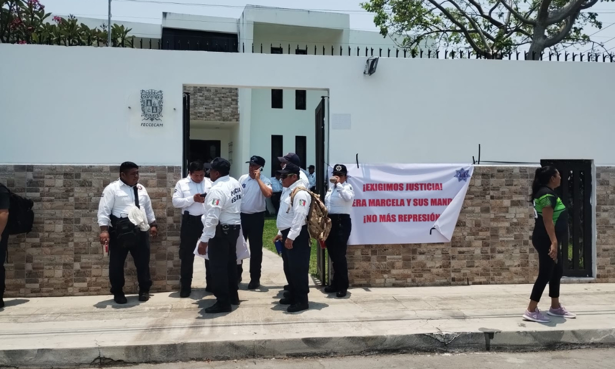 Policías de Campeche en paro  llegan a la Fiscalía Especializada Anticorrupción