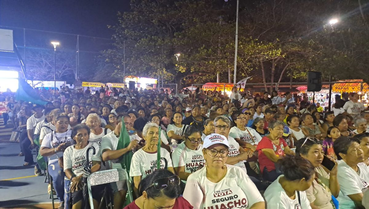 Decenas de simpatizantes abarrotaron el Parque Xoclán Bech para recibir a "Huacho" Díaz Mena
