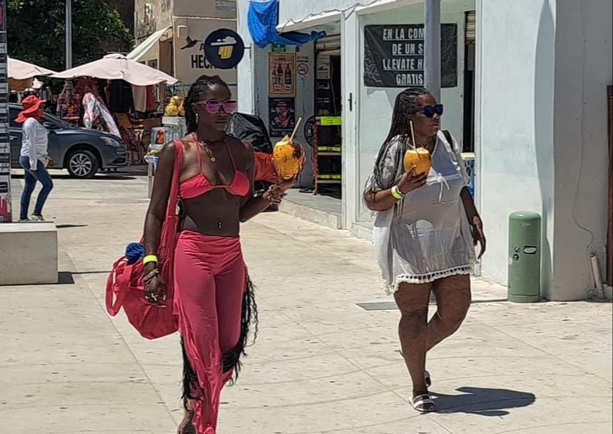 Calor sofoca a turistas del crucero Carnival en Progreso; apenas duraron una hora bajo el Sol